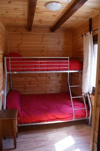 Navas de Estena林斯特加贝内罗斯乡村民宿 - 乡村旅游中心的小屋内带两张双层床的客房