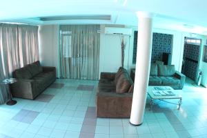 福塔莱萨阿姆任安玛酒店的客厅设有两张沙发和一个杆子
