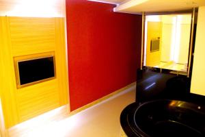 萨尔瓦多DOM Suites motel (Adult Only)的浴室设有黑色的卫生间和镜子