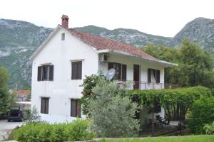 里桑Apartments Niković的白色的山间房子