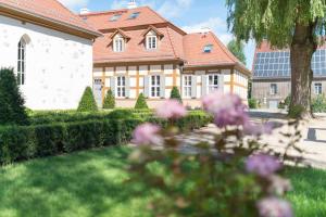 吕本瑙Schloss Beuchow的院子里有粉红色花的房子