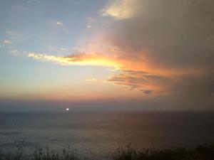 阿约斯尼奇塔斯Villa Milia的海面上的日落,天空中有一个彩虹
