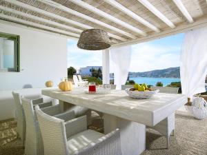 ProvatasNinos Houses的白色的桌椅,享有海景
