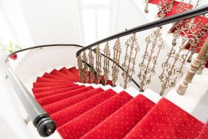 维也纳奧德翁酒店的楼梯上设有红色和白色的垫子