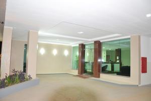 阿尔塔米拉里洛斯酒店的客厅设有玻璃墙和白色天花板