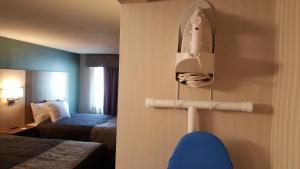 刘易斯顿AArtpark Hotel Inn at Lewsiton的酒店客房设有一张床和一面墙上的镜子