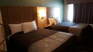 刘易斯顿AArtpark Hotel Inn at Lewsiton的酒店客房设有两张床和窗户。