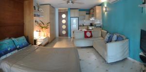 圣胡安Cozy Beachfront Studio的客厅配有床和沙发