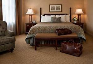 圣保罗圣保罗酒店的酒店客房,设有一张床,并在长凳上装有钱包
