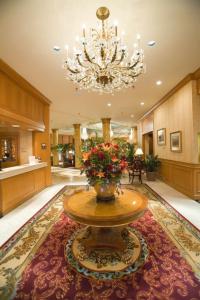 圣保罗圣保罗酒店的一个大大堂,配有一张桌子和花瓶