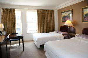 伯克利纳什酒店的酒店客房设有两张床、一张书桌和一个窗户。