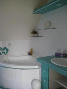 安达赫治乡镇公寓的浴室配有白色浴缸和水槽
