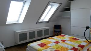 安达赫治乡镇公寓的一间卧室设有三扇窗户和一张床