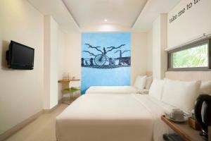 勒吉安老太太莱佳精品旅馆的一间酒店客房,设有两张床和电视