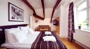 卡尔斯塔德克拉丽奥碧蓝连锁酒店的一间卧室配有一张带毛巾的桌子。