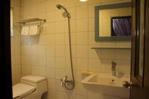 垦丁大街文风小筑的一间带卫生间、水槽和镜子的浴室