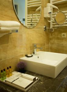 基希讷乌布里斯托尔中央公园酒店的浴室设有白色水槽和镜子