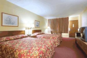 格林维尔格林威尔美国最佳价值旅馆&套房酒店的酒店客房设有两张床和电视。