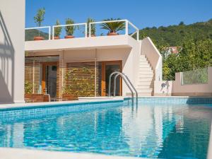 赫尔采格诺维Hotel Casa del Mare - Blanche的一座带游泳池和房子的别墅