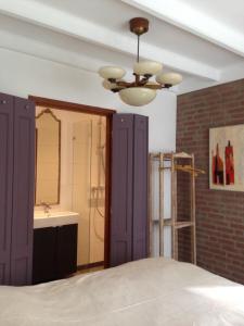 赫鲁斯贝克霍非亚住宿加早餐旅馆的一间卧室配有吊扇和水槽
