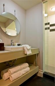 波士顿圣波托尔福酒店的一间带水槽和镜子的浴室