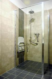 奥普尔卡米尼卡酒店的带淋浴的浴室,带玻璃门
