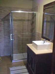 亚伊萨Finca Esperanza的带淋浴和盥洗盆的浴室