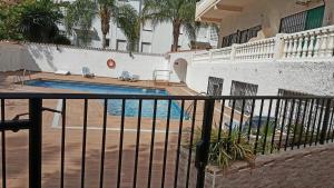 多列毛利诺斯Apartment Club San Antonio的阳台享有游泳池的景致。