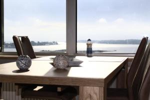 石勒苏益格Ostseefjord-Schlei-Blick im Wikingturm的一张餐桌,享有灯塔的景色
