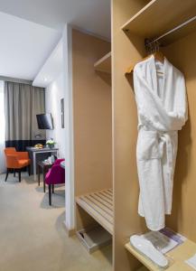 贝尔格莱德IN贝尔格莱德酒店的一间挂在衣柜上的带长袍的酒店客房