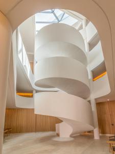 埃武拉埃武拉橄榄酒店的一座带天窗的建筑中的螺旋楼梯