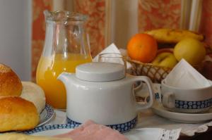 卢索伊甸酒店的一张桌子,上面放着一壶橙汁和一篮水果