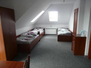 皮佐维斯Noclegi Darex的一间设有两张床和一张桌子的房间