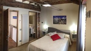 库尼奥Osteria Senza Fretta Rooms for Rent的卧室配有白色的床