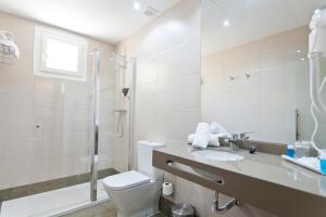 格拉纳达Porcel Sabica的浴室配有卫生间、盥洗盆和淋浴。