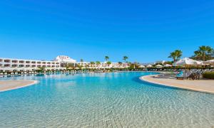 沙姆沙伊赫沙姆沙伊赫巴伦度假酒店的一座大型游泳池,其背景是一座度假村