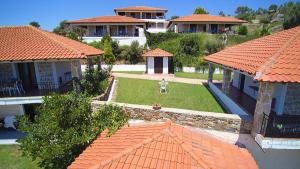 阿莫利亚尼岛Villas Gemeli的享有橙色屋顶房屋的空中景致