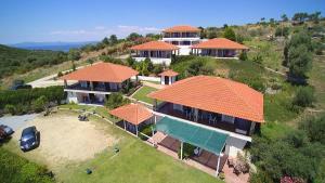 阿莫利亚尼岛Villas Gemeli的享有橙色屋顶房屋的顶部景色