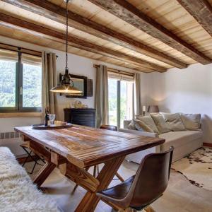 Le BiotL'Ours Blanc Lodge的客厅配有木桌和沙发