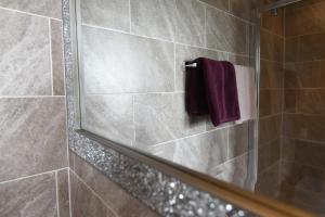 洛斯托夫特No.18的一个带镜子和紫色毛巾的淋浴