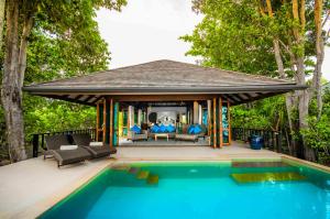 Koh Jum Beach Villas "A member of Secret Retreats"内部或周边的泳池