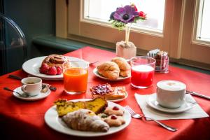 安科纳Hotel della Vittoria的餐桌上摆放着早餐食品和饮料