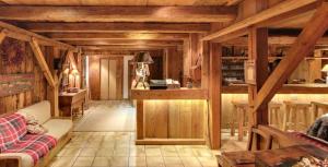 萨莫安斯雷纳尔迪尔酒店的客厅设有木墙和木梁。