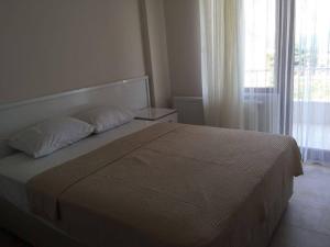 锡诺普Yasar Apart的一间卧室设有一张大床和一个窗户。