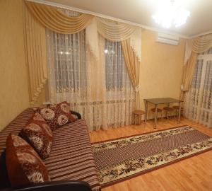 尼古拉耶夫安德瑞斯卡亚VIP公寓的客厅配有沙发和桌子