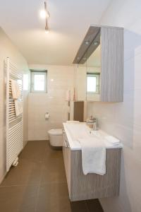 滨湖施图本贝格Haus Allmer的白色的浴室设有水槽和卫生间。