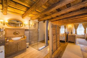 锡吉什瓦拉萨维利住宿加早餐旅馆的大型浴室设有水槽和淋浴。