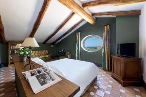 索伦托乔凡娜瑞加纳酒店的一间卧室设有一张大床和一个窗户。