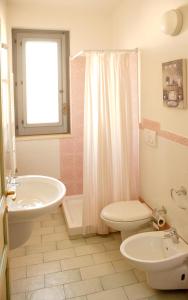 萨维勒特里Midiè B&B Savelletri的一间带水槽、卫生间和淋浴的浴室