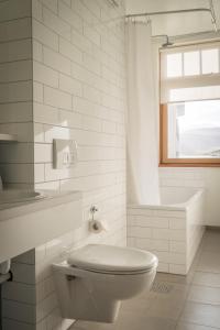 伊萨菲尔德Hotel Isafjordur - Horn的白色的浴室设有卫生间和窗户。